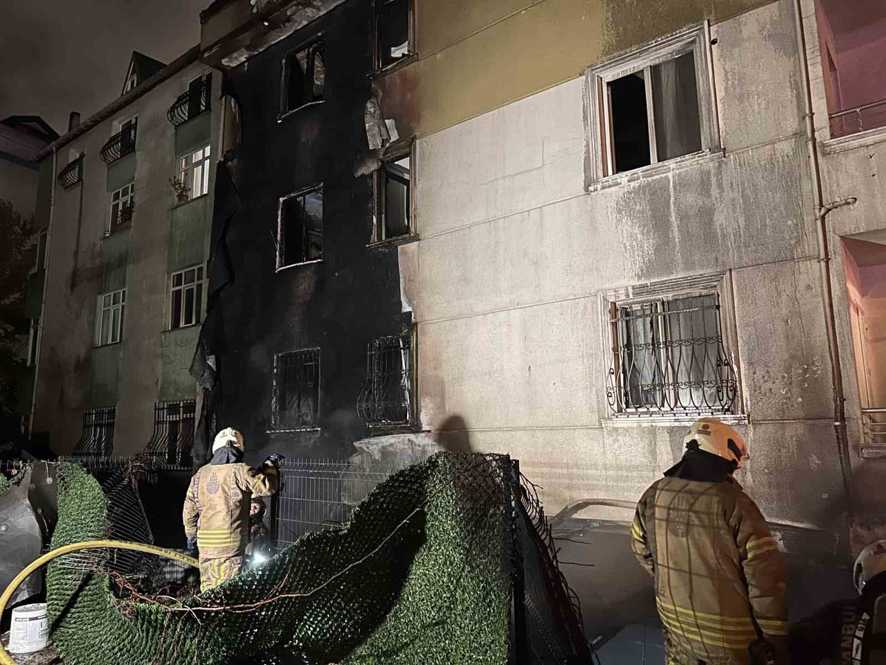 ÜMRANİYE'DE 5 KATLI BİR BİNANIN GİRİŞ KATINDA BULUNAN DÜKKANDA ÇIKAN YANGIN BİNANIN TAMAMINA...