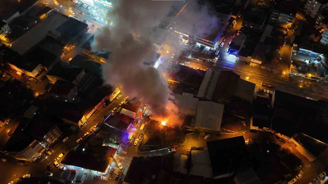 ÜMRANİYE'DE KERESTE DEPOSUNDA ÇIKAN YANGIN PANİĞE NEDEN OLURKEN, AHŞAP ÜRÜNLERİN BİR ANDA...