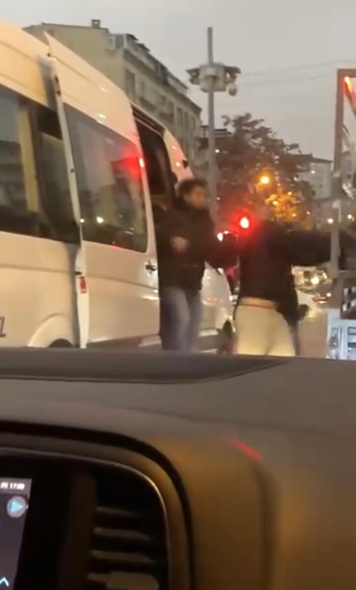 ÜMRANİYE’DE TRAFİKTE YAŞANAN TARTIŞMADA SERVİS ŞOFÖRÜ KAĞIT TOPLAYAN KİŞİYE YUMRUKLA...