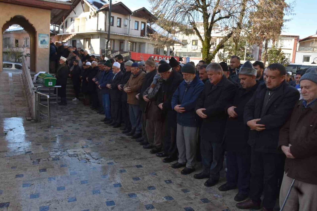 UMRE İBADETİNİ YERİNE GETİRMEK İÇİN SAKARYA'NIN HENDEK İLÇESİNDEN MEKKE'YE GİDEN VE KONTROLDEN...