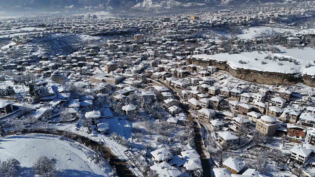 UNESCO DÜNYA MİRASI LİSTESİ'NDE YER ALAN KARABÜK'ÜN SAFRANBOLU İLÇESİNDE, KAR MANZARALARI DRON İLE...