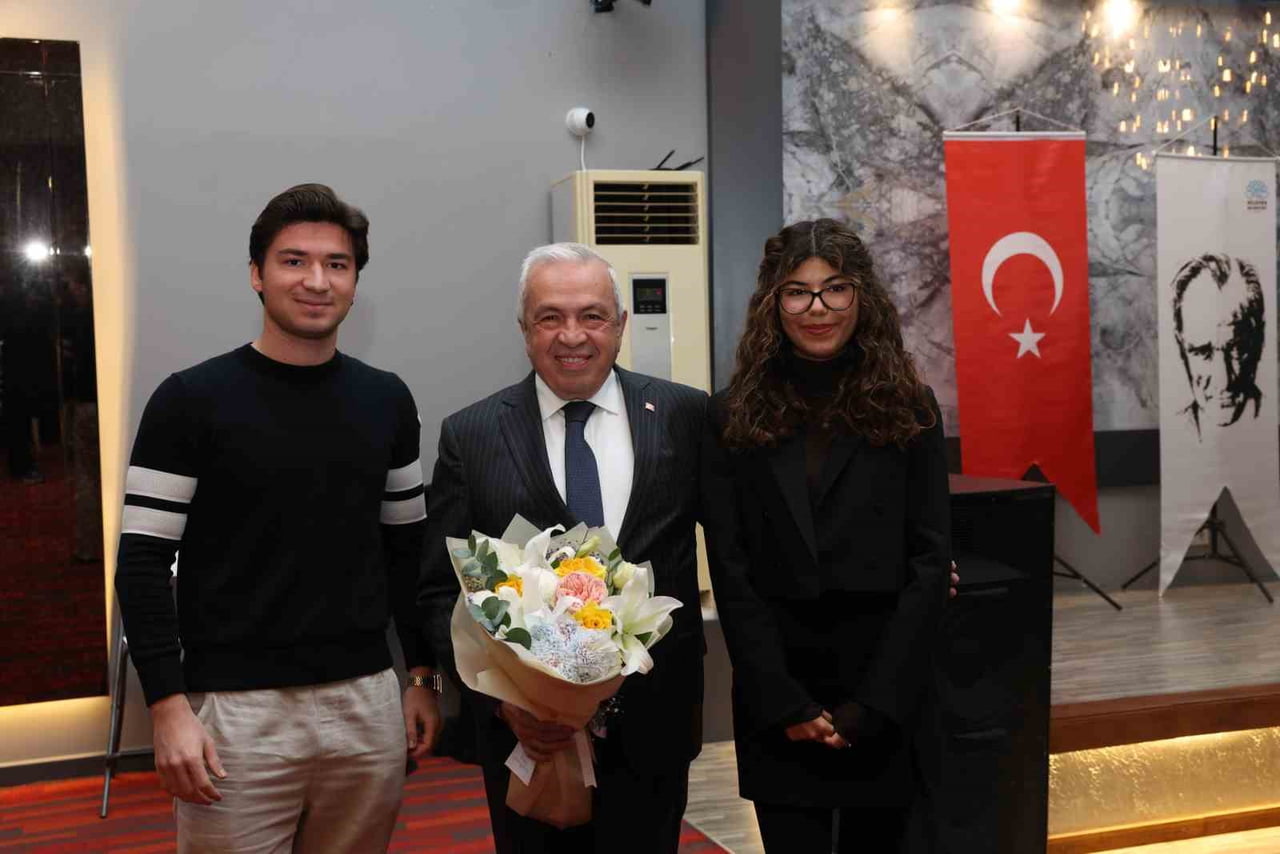 ÜNİVERSİTE ÖĞRENCİ TOPLULUKLARIYLA BİR ARAYA GELEN NİLÜFER BELEDİYE BAŞKANI ŞADİ ÖZDEMİR, ÖĞRENİM...