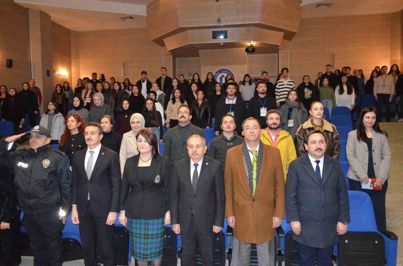 UŞAK AİLE VE SOSYAL HİZMETLER İL MÜDÜRLÜĞÜ TARAFINDAN ‘ÇOCUKLARA VERİLEN EN GÜZEL HEDİYE AİLEDİR'...