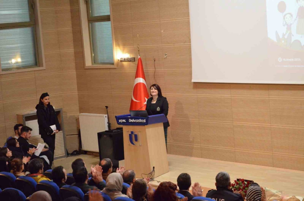 UŞAK AİLE VE SOSYAL HİZMETLER İL MÜDÜRLÜĞÜ TARAFINDAN ‘ÇOCUKLARA VERİLEN EN GÜZEL HEDİYE AİLEDİR'...