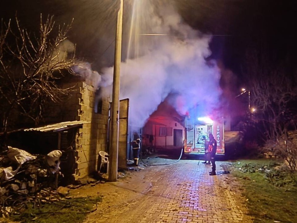 UŞAK’IN BANAZ İLÇESİNE BAĞLI BALCIDAMI KÖYÜNDE BULUNAN SAMANLIKTA ÇIKAN YANGIN SÖNDÜRÜLÜRKEN, 5...