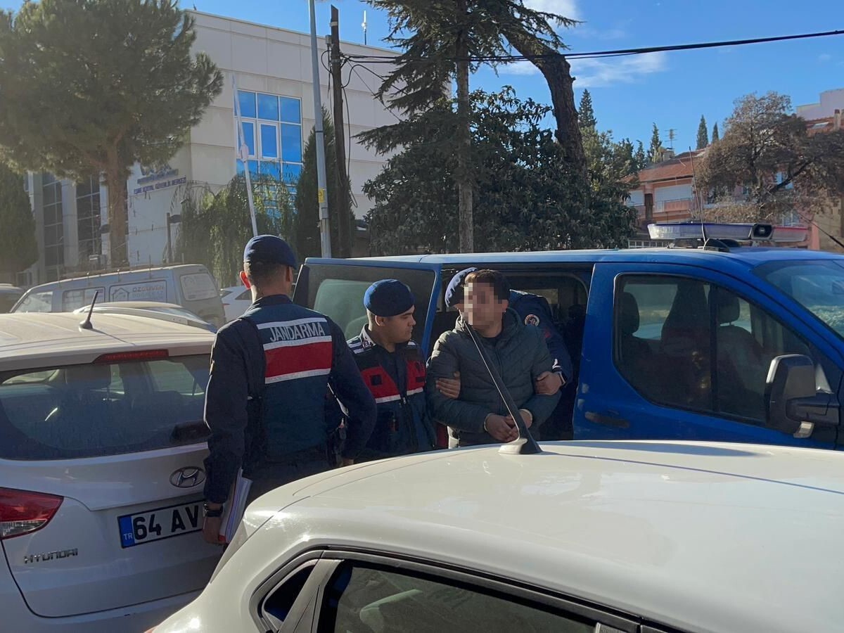 UŞAK’IN EŞME İLÇESİNDE DÜN YOLUN KARŞISINA GEÇMEYE ÇALIŞAN 3 YAYANIN HAYATINI KAYBETTİĞİ TRAFİK...