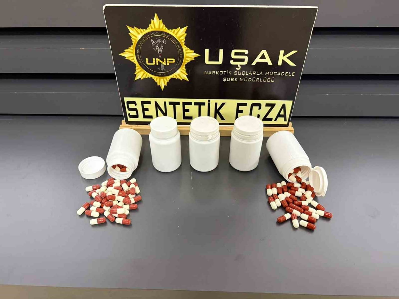 UŞAK’TA 3 AYRI GERÇEKLEŞTİREN UYUŞTURUCU OPERASYONUNDA, GÖZALTINA ALINAN 3 KİŞİ ÇIKARILDIKLARI...