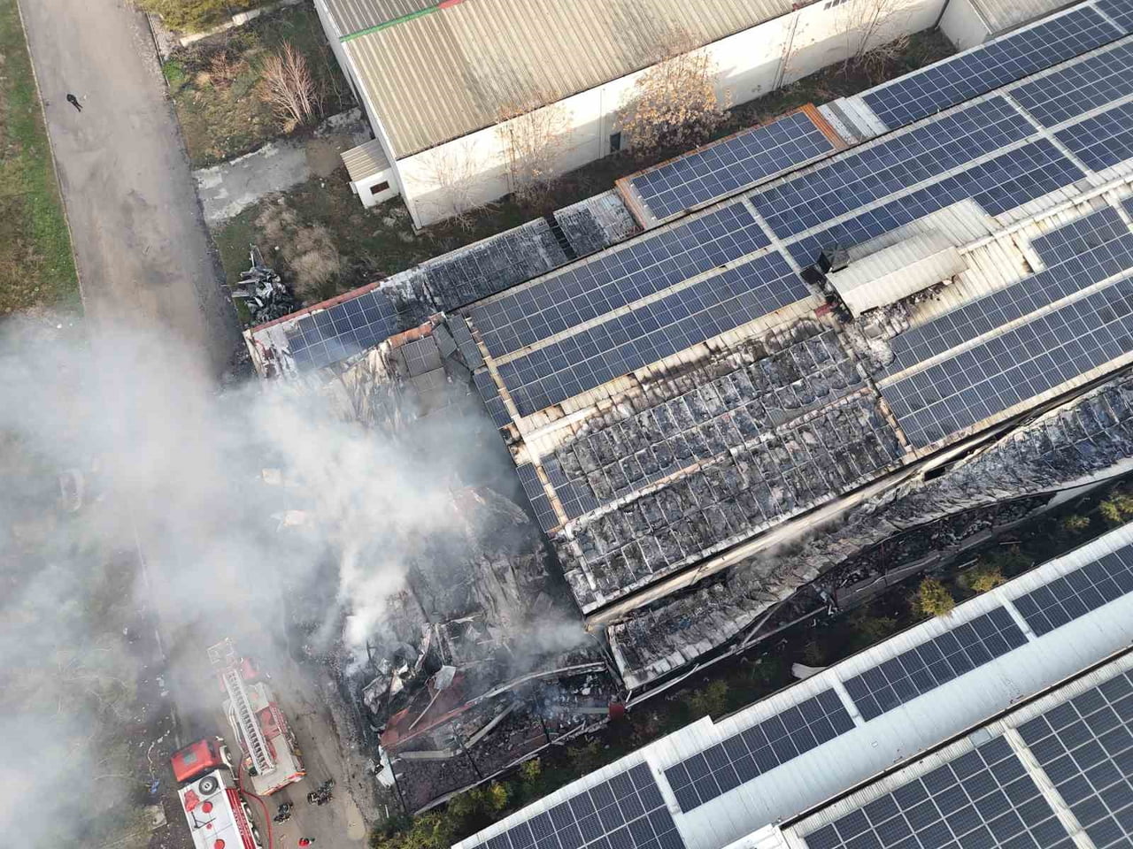 UŞAK’TA İPLİK FABRİKASINDA ÇIKAN YANGIN, EKİPLERİN ZAMANINDA MÜDAHALESİYLE BÜYÜMEDEN...