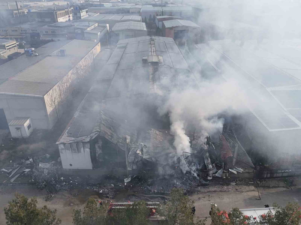 UŞAK’TA İPLİK FABRİKASINDA ÇIKAN YANGIN, EKİPLERİN ZAMANINDA MÜDAHALESİYLE BÜYÜMEDEN...
