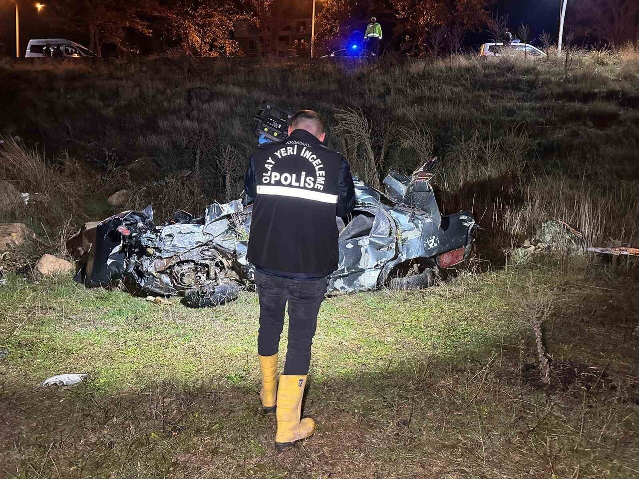 UŞAK’TA OTOMOBİLİN REFÜJE ÇARPIP YAN YOLA SAVRULARAK ŞARAMPOLE DEVRİLMESİ SONUCU 2 KİŞİ HAYATINI...