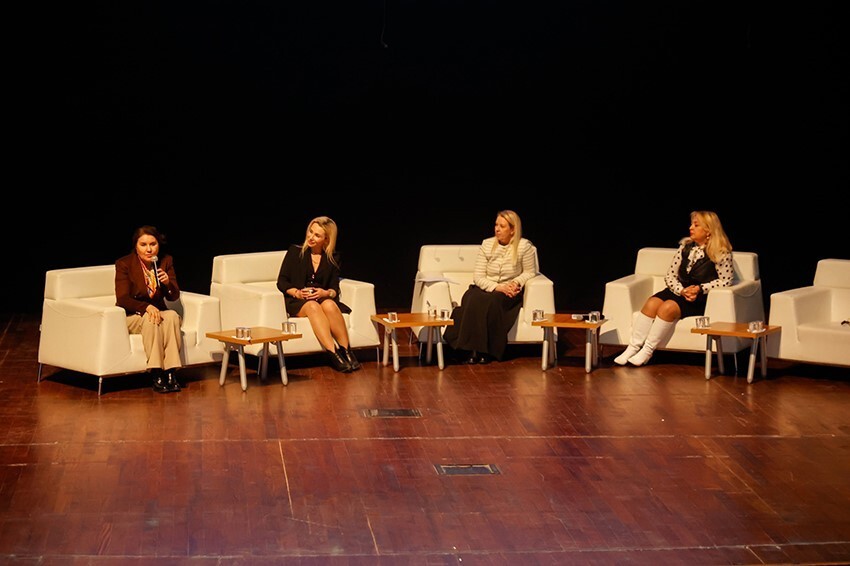 UŞAK ÜNİVERSİTESİ EV SAHİPLİĞİNDE DÜZENLENEN “KADIN LİDERLİĞİ VE ANADOLU’NUN GELECEĞİ” PANELİ...