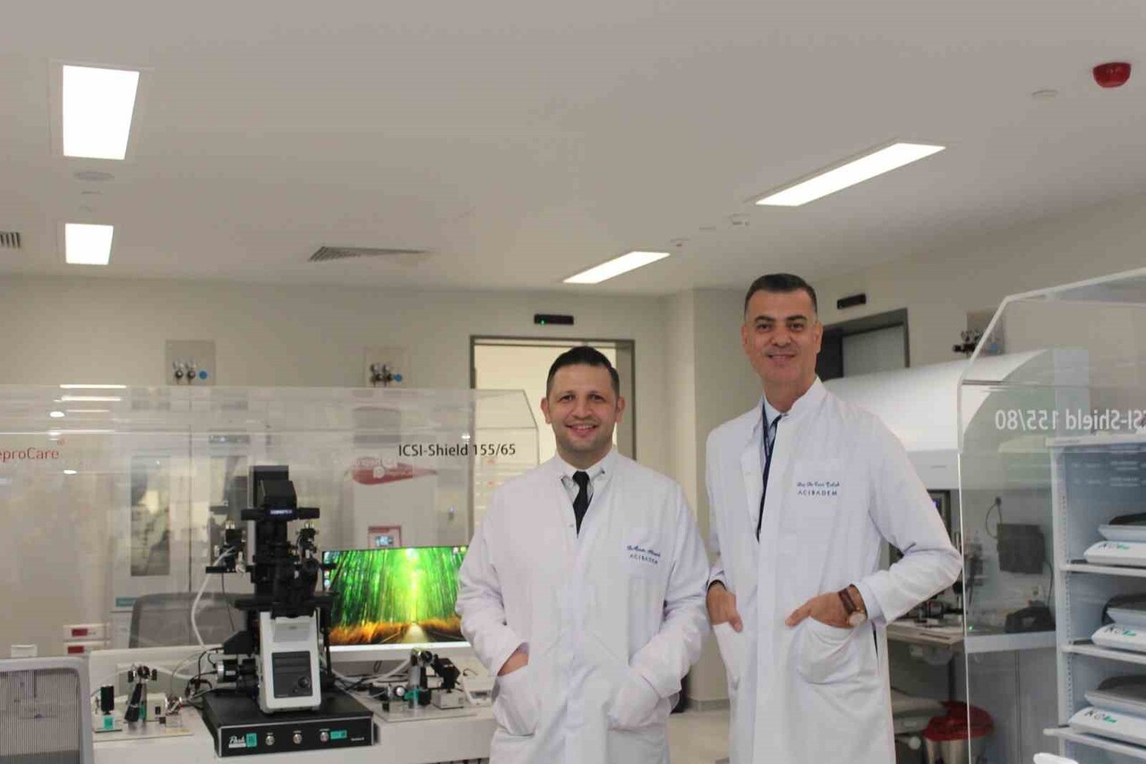 UZM. DR. ÖMÜR ALBAYRAK (SOLDA), DOÇ. DR. ESER ÇOLAK (SAĞDA)