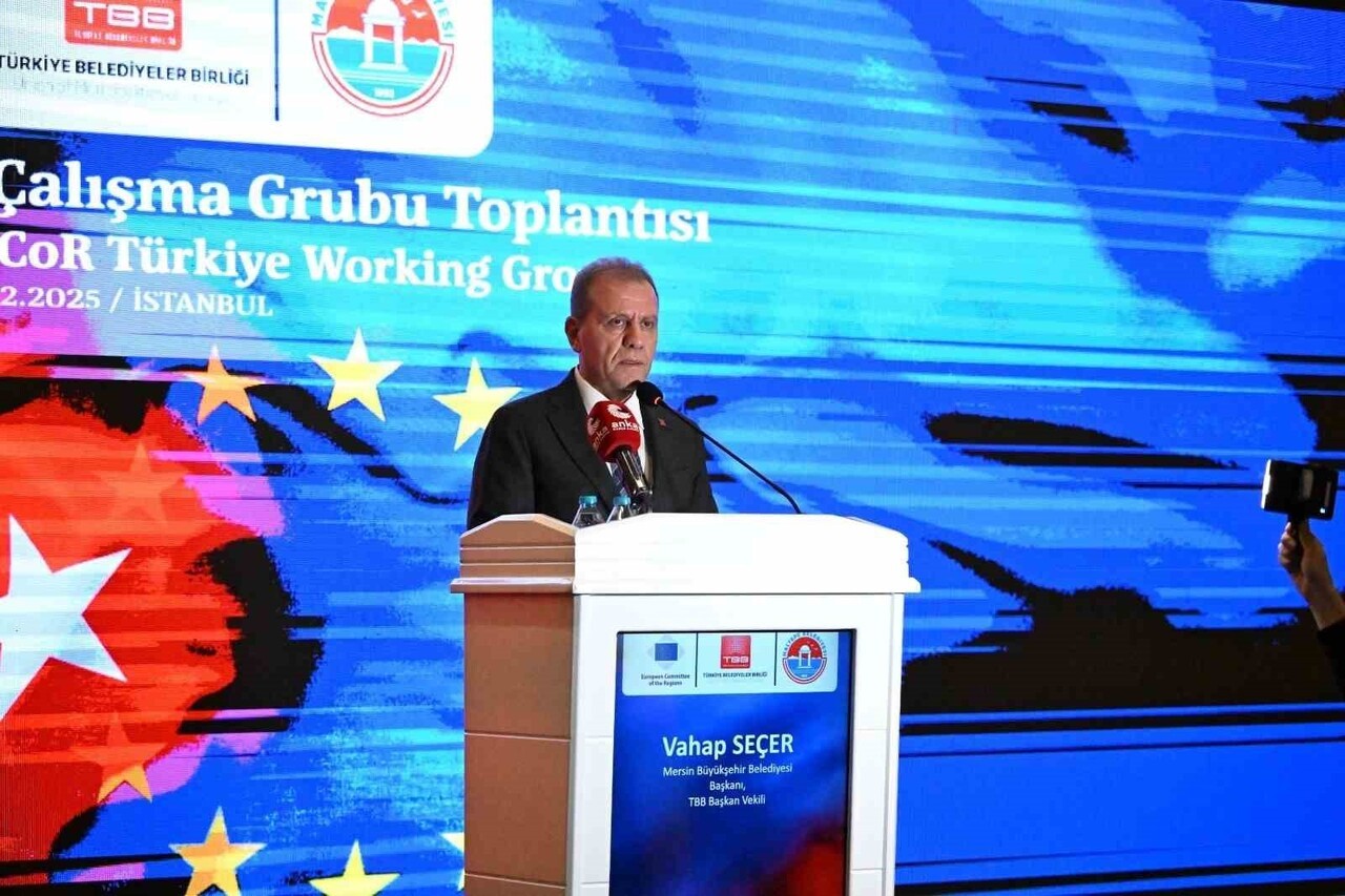 VAHAP SEÇER TOPLANTIDA KONUŞMA YAPTI