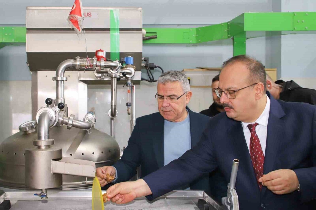 VALİ CANBOLAT, KÖŞK’TE ZEYTİNYAĞI SIKIM İŞLETMELERİNDE İNCELEMELERDE BULUNDU