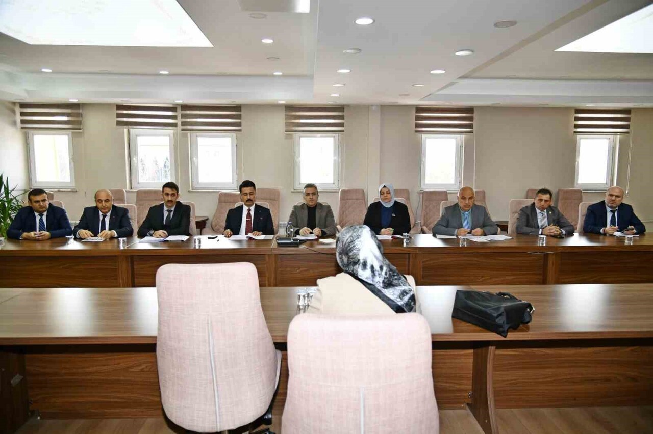 VALİ ÇİÇEK HALK GÜNÜNDE VATANDAŞLARIN SORUNLARINI DİNLEDİ. (OLGUN YILDIZ/ARDAHAN-İHA)