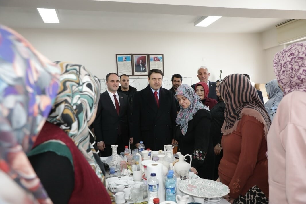 VALİ MUSA IŞIN, ASLANAPA HALK EĞİTİM MERKEZİ’NDE KURSİYERLERLE BULUŞTU