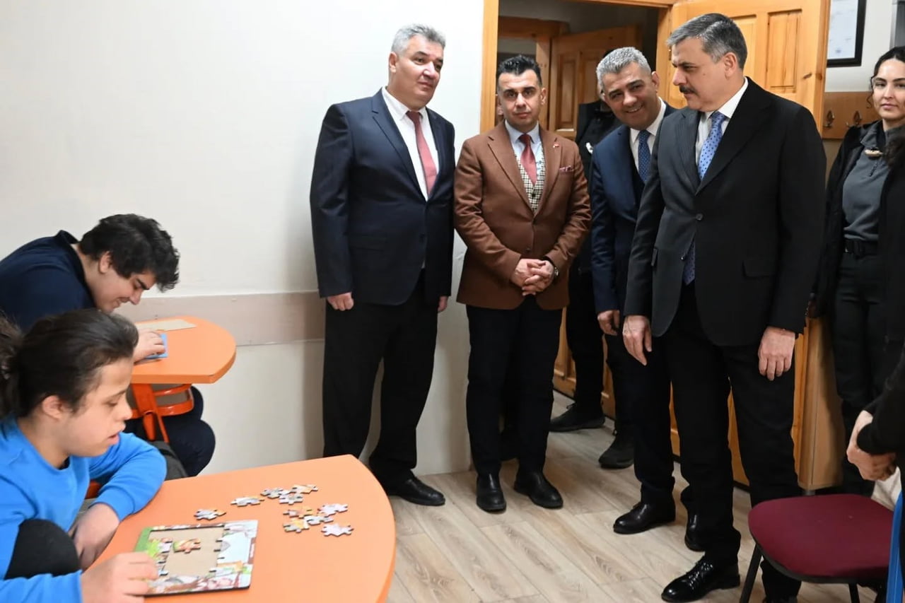 VALİ MUSTAFA ÇİFTÇİ, DAHA ÖNCE KENDİSİNİ OKULLARINA DAVET EDEN ÖZEL EĞİTİM UYGULAMA OKULU...