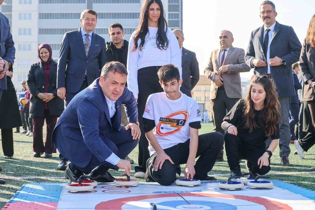 VALİ SÖZER, ÖZEL GEREKSİNİMLİ ÇOCUKLARLA OYUN OYNADI