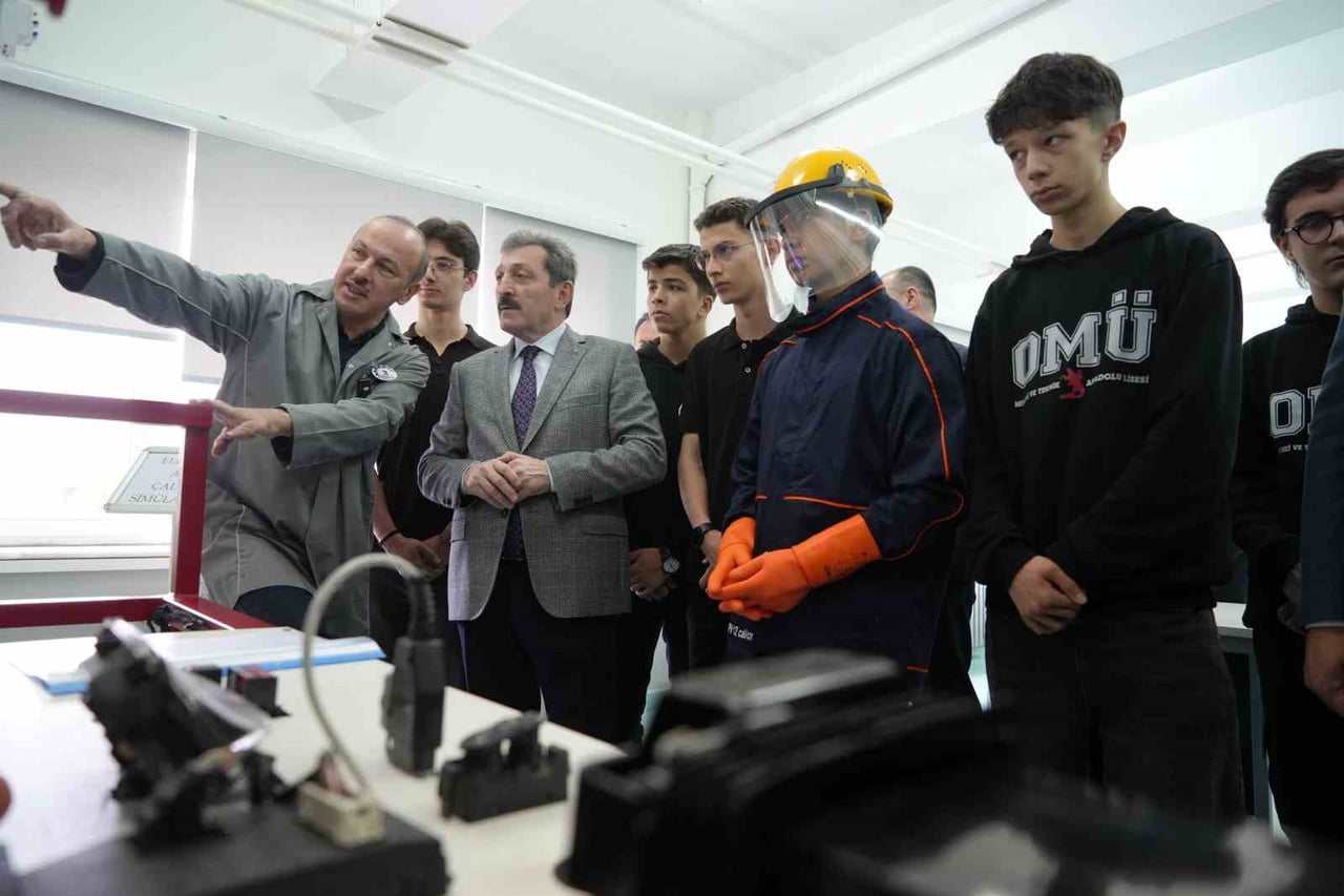 VALİ TAVLI, MERKEZİ GEZEREK CİHAZLAR HAKKINDA BİLGİ ALDI.