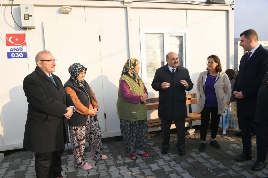 VALİ USTAOĞLU, SINDIRGI’DA YIKIM VE GEÇİCİ TİCARET ALANINI İNCELEDİ