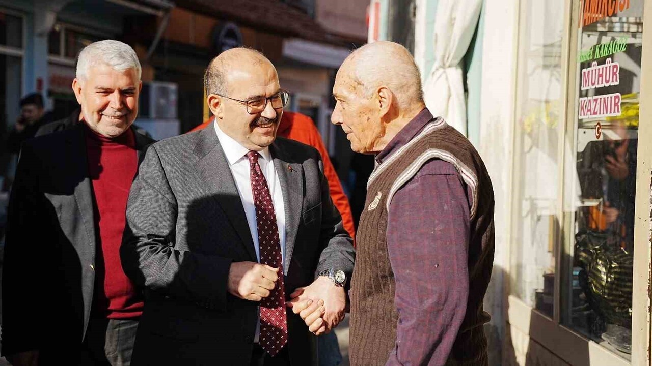 VALİ USTAOĞLU VE BERABERİNDEKİ HEYET, CUMHURİYET MEYDANI'NDA KURULAN GEZEN SİNEMA TIRI'NDA...