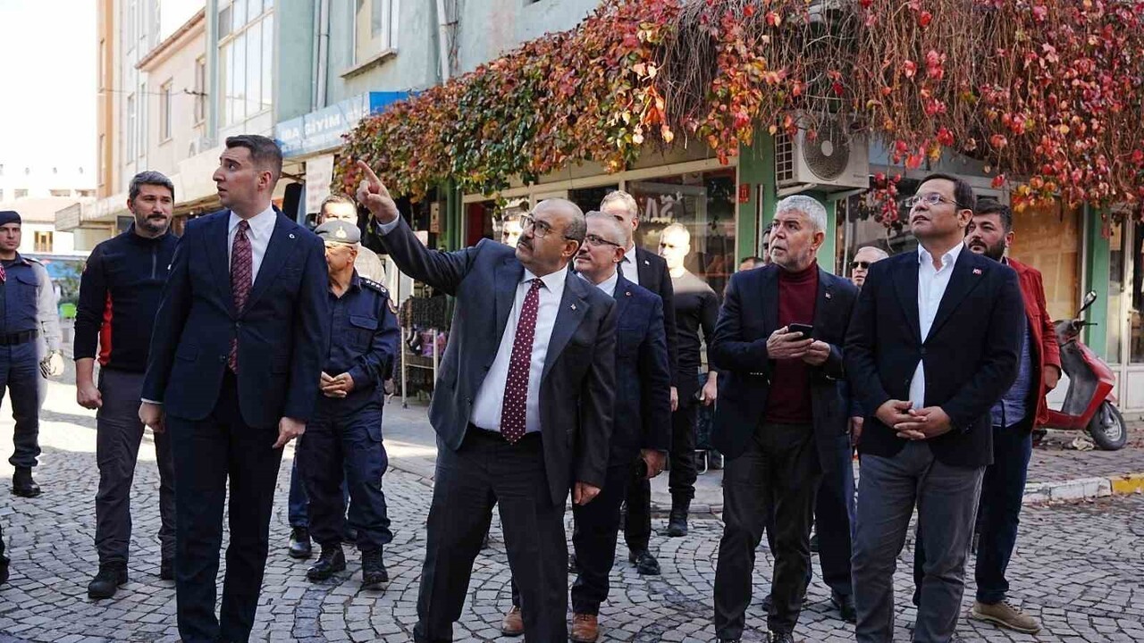 VALİ USTAOĞLU VE BERABERİNDEKİ HEYET, CUMHURİYET MEYDANI'NDA KURULAN GEZEN SİNEMA TIRI'NDA...
