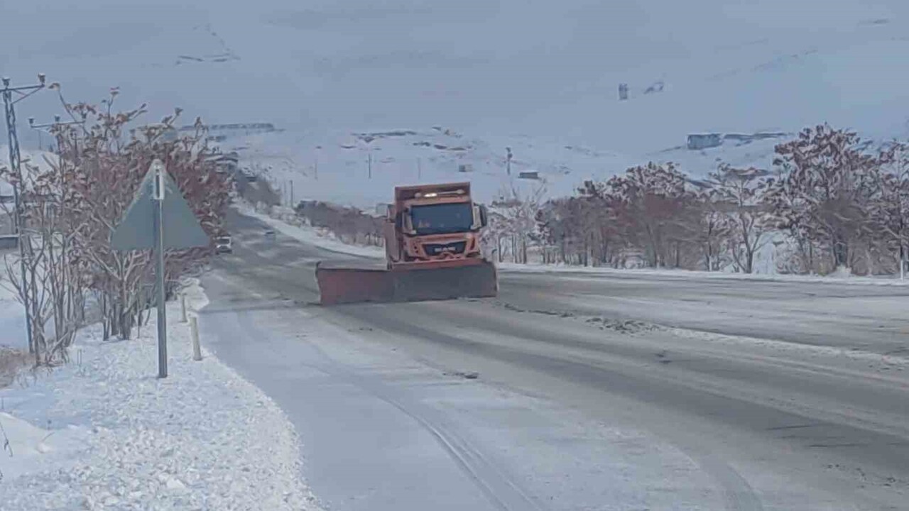 VAN'DA ETKİLİ OLAN KAR YAĞIŞI, 90 YERLEŞİM YERİNİN YOLUNUN KAPANMASINA  NEDEN OLDU.