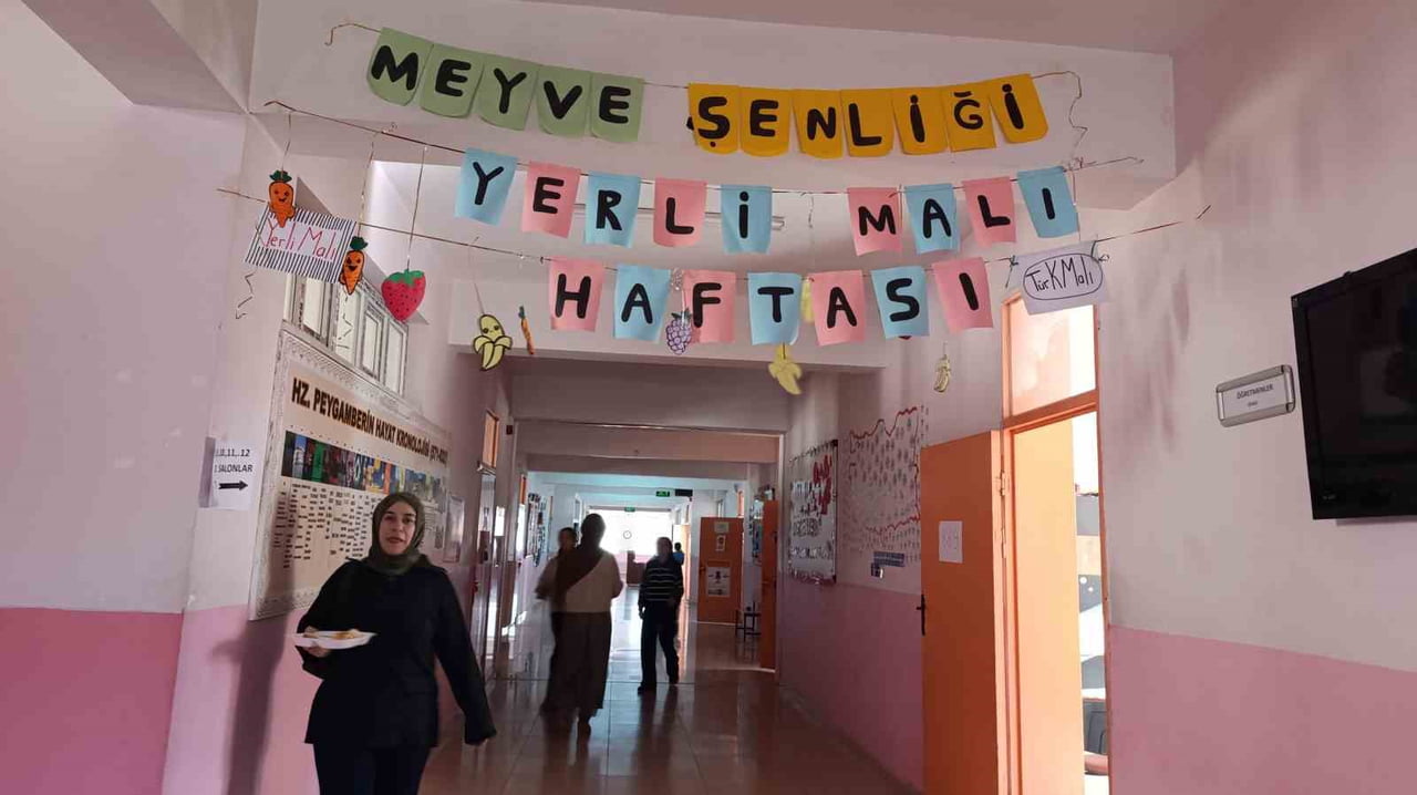 VAN'DA MURADİYE BENDİMAHİ KIZ ANADOLU İMAM HATİP LİSESİ'NDE DÜZENLENEN GELENEKSEL 3. MEYVE ŞENLİĞİ...