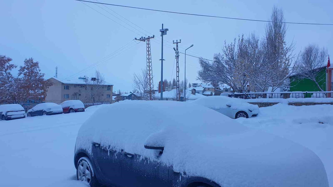 VAN'IN BAŞKALE İLÇESİNDE ETKİLİ OLAN YOĞUN KAR YAĞIŞI NEDENİYLE ARAÇLAR KAR ALTINDA KALIRKEN, 4...