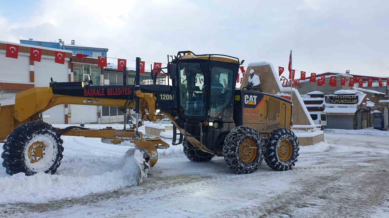 VAN'IN BAŞKALE İLÇESİNDE ETKİLİ OLAN YOĞUN KAR YAĞIŞI NEDENİYLE ARAÇLAR KAR ALTINDA KALIRKEN, 4...