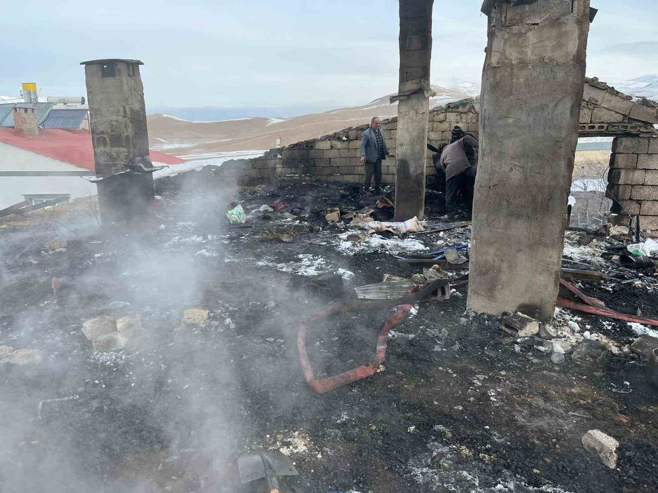 VAN'IN ÇATAK İLÇESİNDE ÇIKAN YANGIN MADDİ HASARA YOL AÇARKEN, 2 KİŞİ DE DUMANDAN...