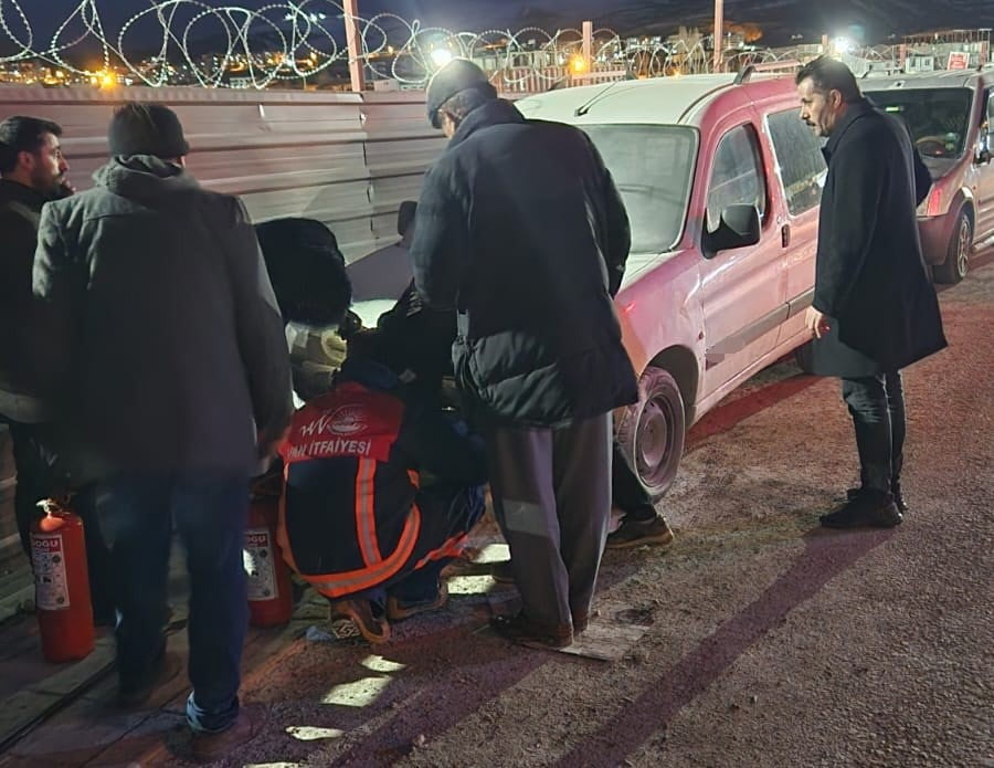 VAN'IN EDREMİT İLÇESİNDE PARK HALİNDE OLAN KAPALI KASA KAMYONETİN MOTOR KISMI YANDI.