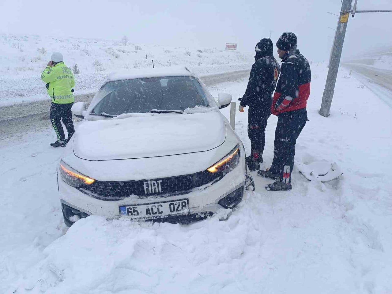 VAN'IN ERCİŞ İLÇESİNDE  OTOMOBİLİN KALDIRIMA ÇARPMASI SONUCU MEYDANA GELEN TRAFİK KAZASINDA 1 KİŞİ...