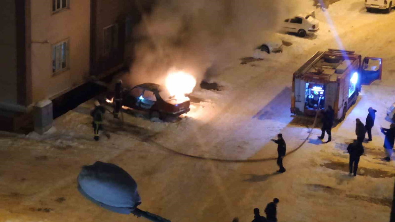 VAN'IN İPEKYOLU İLÇESİNDE PARK HALİNDE OLAN OTOMOBİL ALEV ALEV YANDI.