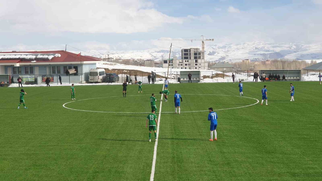 VAN AMATÖR LİG A GRUBU'NDA BAŞKALESPOR, EVİNDE KARŞILAŞTIĞI İLVANSPOR'U 2-1 MAĞLUP ETTİ