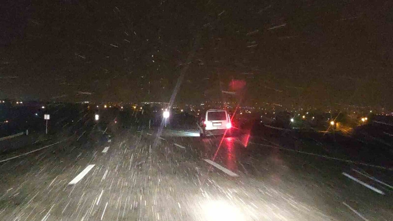 VAN-BAHÇESARAY KARAYOLU ÜZERİNDEKİ 3 BİN RAKIMLI KARABET GEÇİDİ YOĞUN KAR VE TİPİ NEDENİYLE...