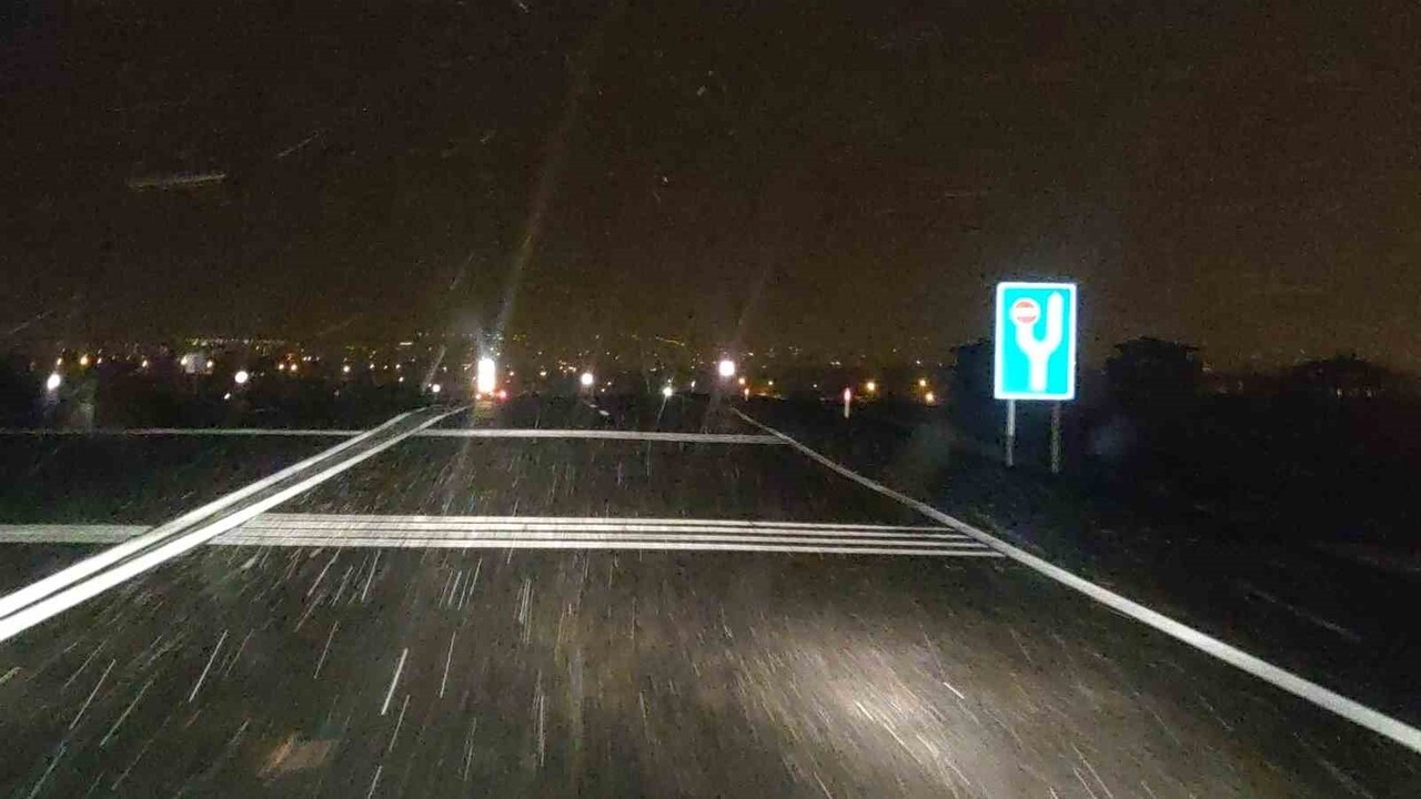 VAN-BAHÇESARAY KARAYOLU ÜZERİNDEKİ 3 BİN RAKIMLI KARABET GEÇİDİ YOĞUN KAR VE TİPİ NEDENİYLE...