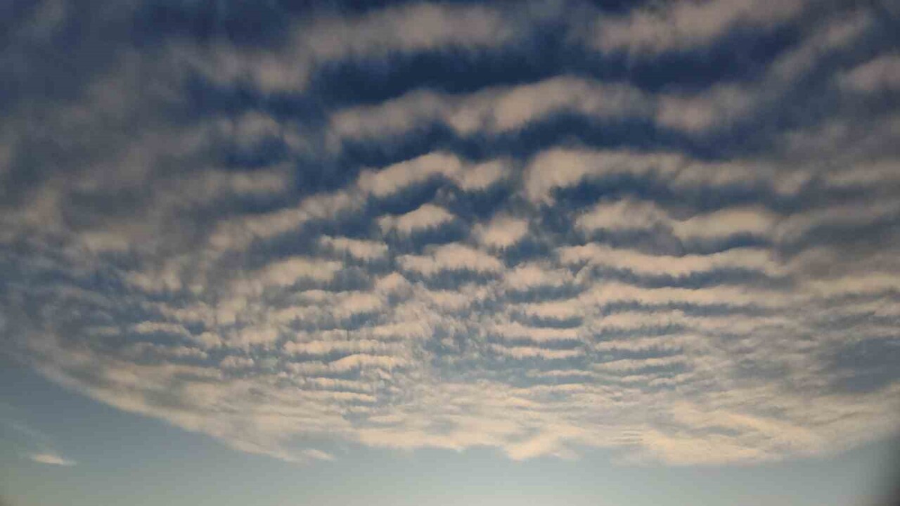 VAN’DA AKŞAM SAATLERİNDE GÖKYÜZÜNDE BELİRGİN ŞEKİLDE OLUŞAN SİRROKÜMÜLÜS BULUTLARI, KENT...