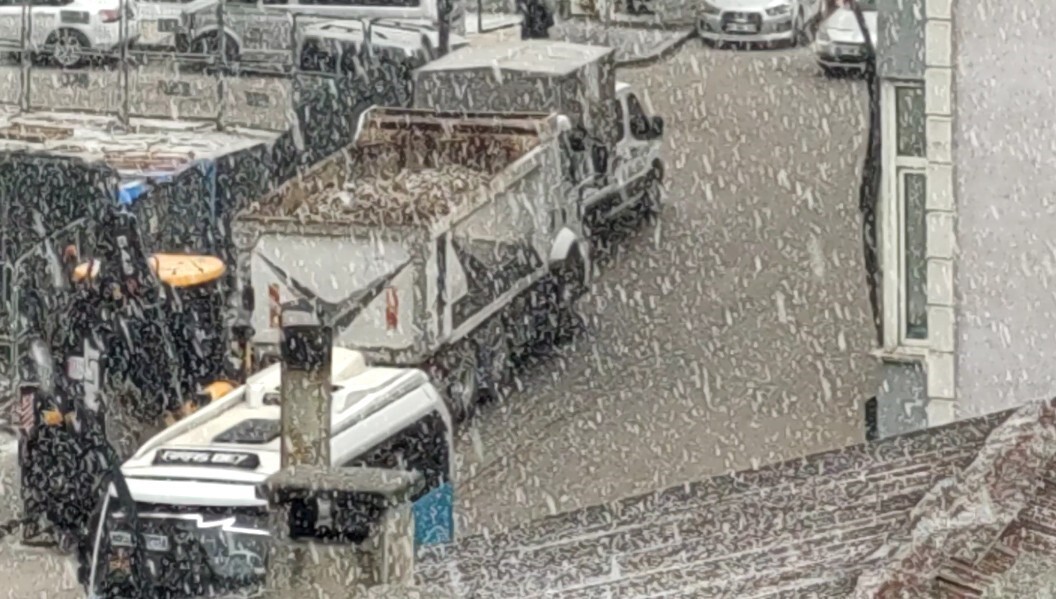 VAN’DA ANİDEN BAŞLAYAN KISA SÜRELİ DOLU YAĞIŞI, KENT MERKEZİNİ BEYAZA BÜRÜDÜ.