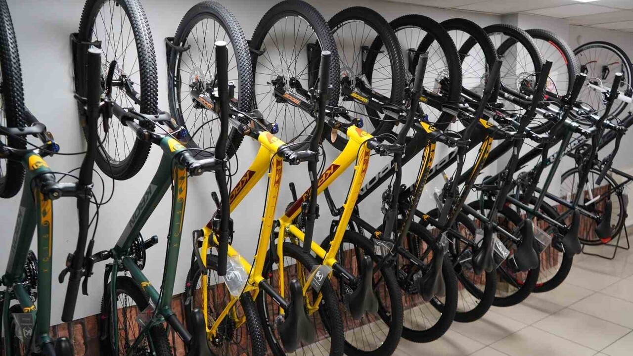 VAN’DA BİSİKLET TAMİR USTALARI, KIŞ AYLARINDA KULLANILMAYAN BİSİKLETLERİN ZARAR GÖRMEMESİ İÇİN...