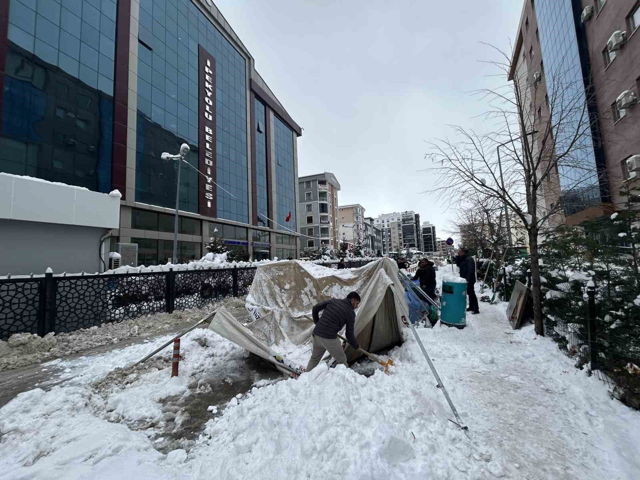 VAN’DA DEM PARTİLİ BELEDİYELER TARAFINDAN İŞTEN ÇIKARILAN İŞÇİLERİN, İPEKYOLU BELEDİYESİ ÖNÜNDE...