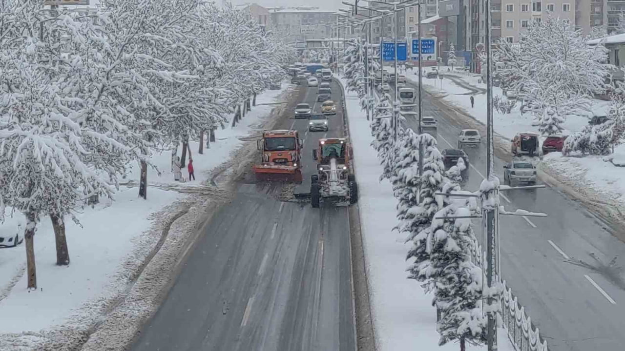 VAN’DA DÜN AKŞAM SAATLERİNDE ETKİLİ OLAN KAR YAĞIŞI, KENT GENELİNDE YAŞAMI OLUMSUZ YÖNDE...
