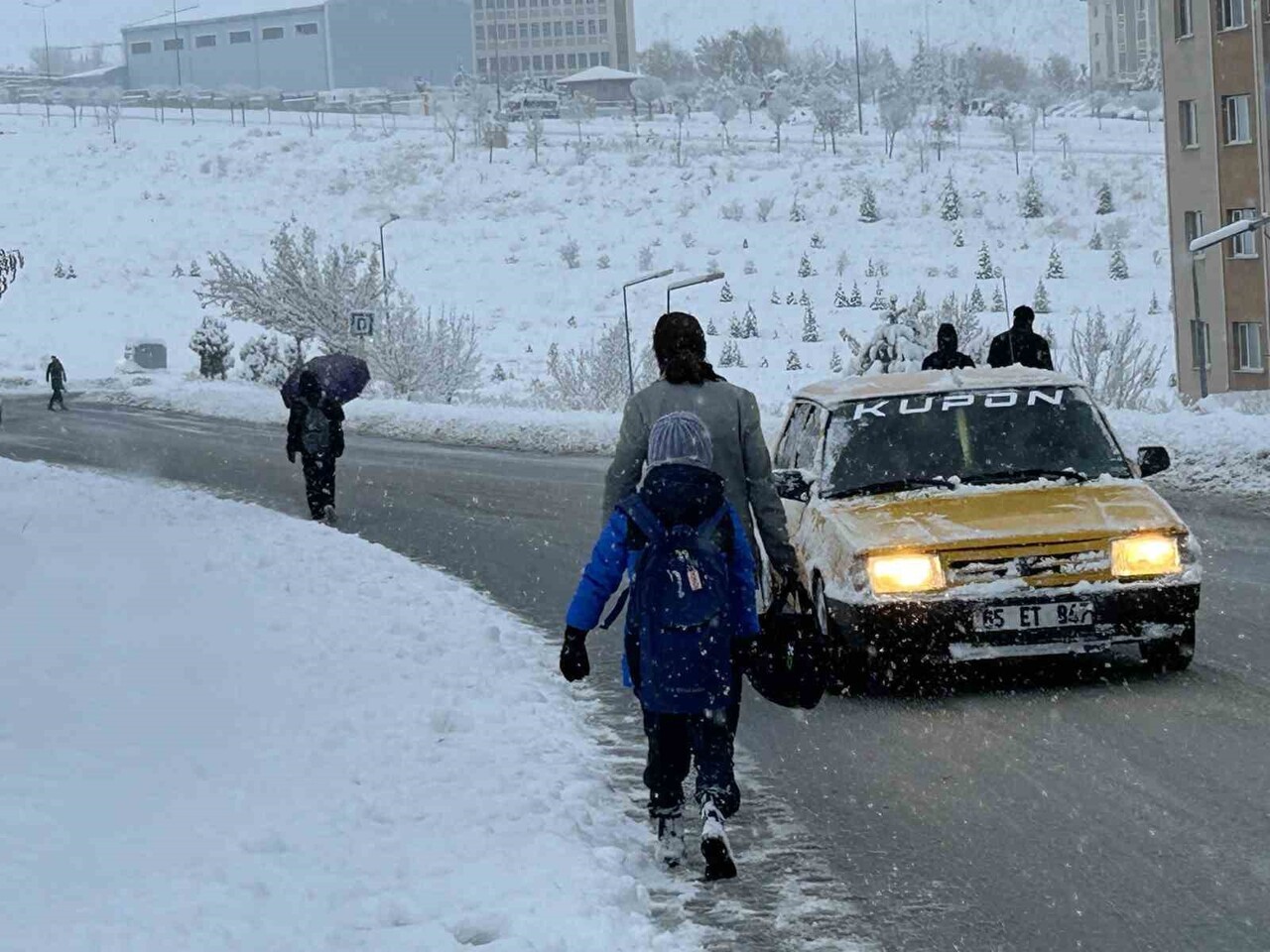 VAN’DA DÜN AKŞAM SAATLERİNDEN BU YANA ETKİLİ OLAN YOĞUN KAR YAĞIŞI VE SİS, HAYATI OLUMSUZ...