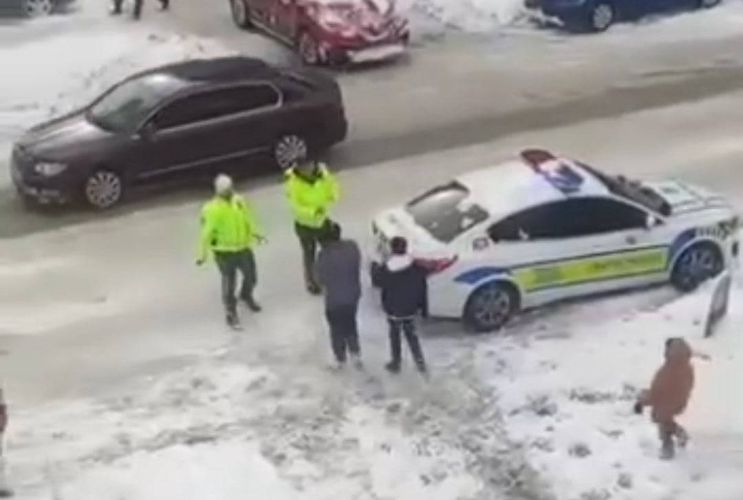 VAN’DA ETKİLİ OLAN KAR YAĞIŞI KENTE BEYAZ BİR ÖRTÜ KAZANDIRIRKEN, SOĞUK HAVAYA RAĞMEN YÜREKLERİ...