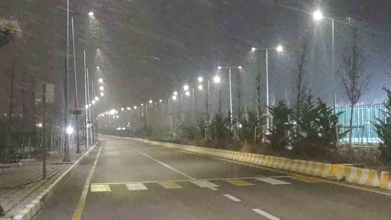 VAN’DA GÜNLERDİR SÜREN SOĞUK HAVA, AKŞAM SAATLERİNDE YERİNİ  KAR YAĞIŞINA BIRAKTI.