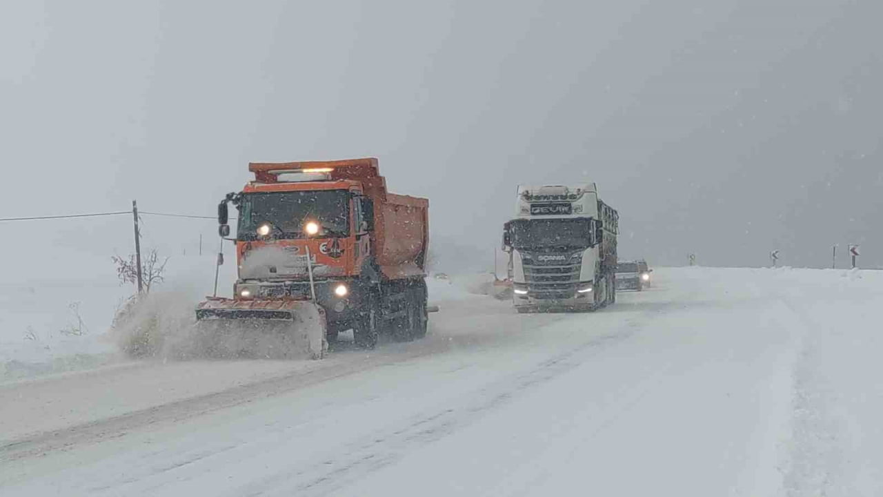 VAN’DA HAFTA SONU ETKİLİ OLAN KAR YAĞIŞI NEDENİYLE 237 YERLEŞİM YERİNİN YOLU ULAŞIMA...
