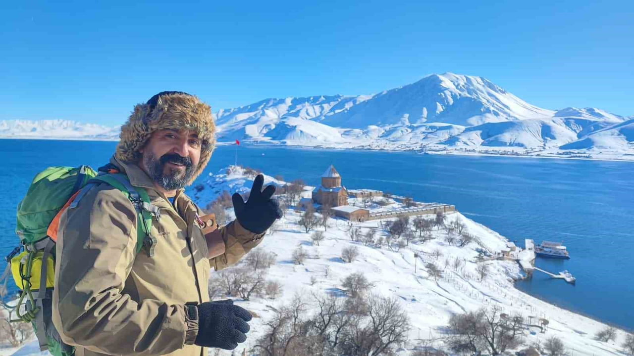 VAN GÖLÜ'NÜN İNCİSİ AKDAMAR ADASI, ETKİLİ OLAN KAR YAĞIŞIYLA BİRLİKTE ADETA BEYAZ GELİNLİĞİNİ...