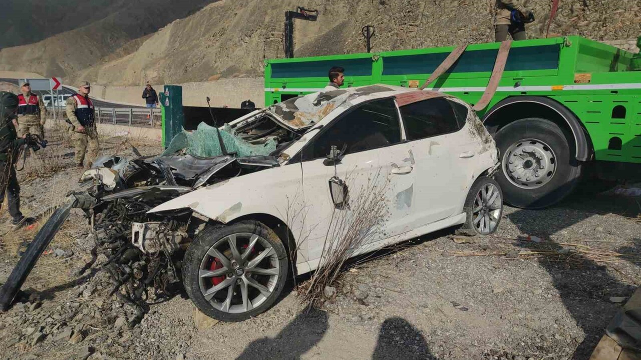 VAN-HAKKARİ KARAYOLUNDA KONTROLDEN ÇIKARAK ZERNEK BARAJI'NA UÇAN VE İÇİNDEKİ 3 GENCE MEZAR OLAN...