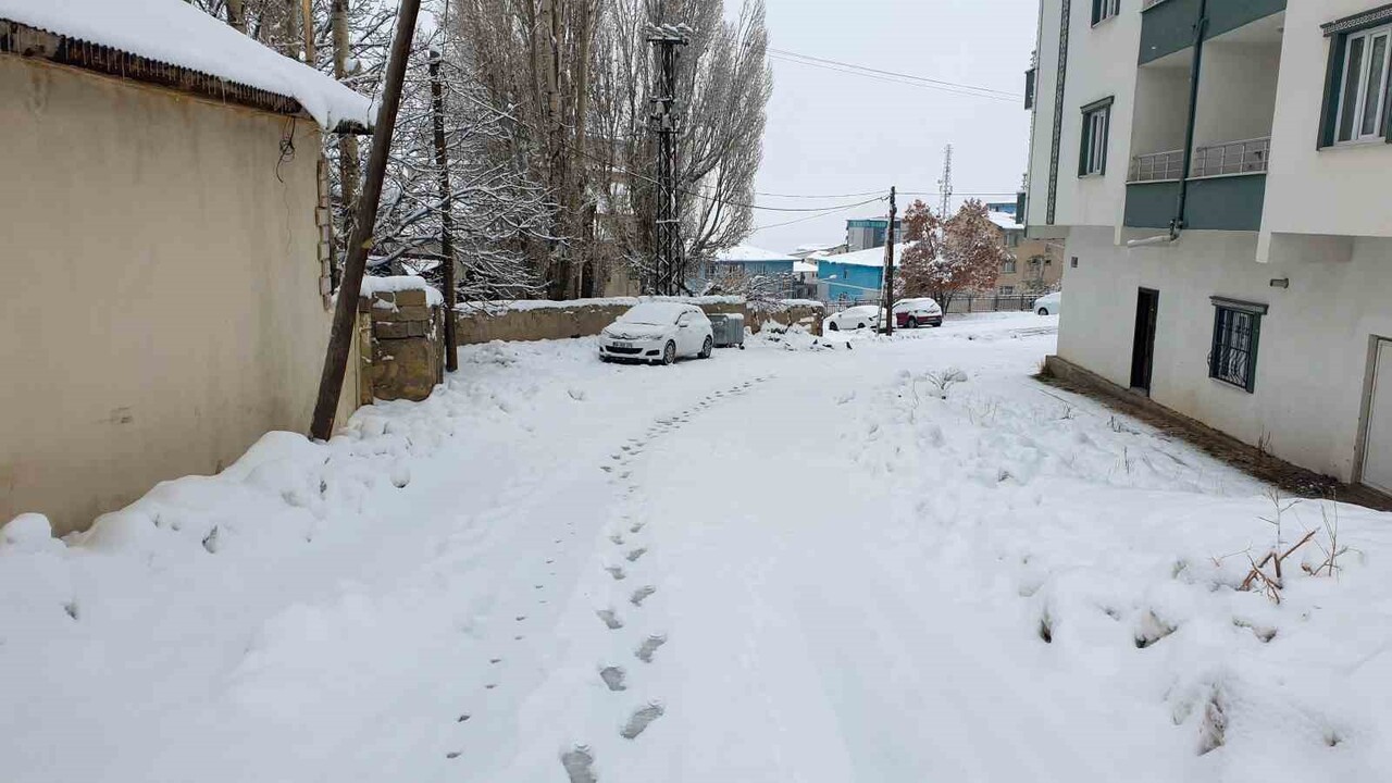 VAN’IN BAŞKALE İLÇESİNDE, AKŞAM SAATLERİNDE BAŞLAYAN KAR YAĞIŞI SONRASI İLÇE BEYAZA...
