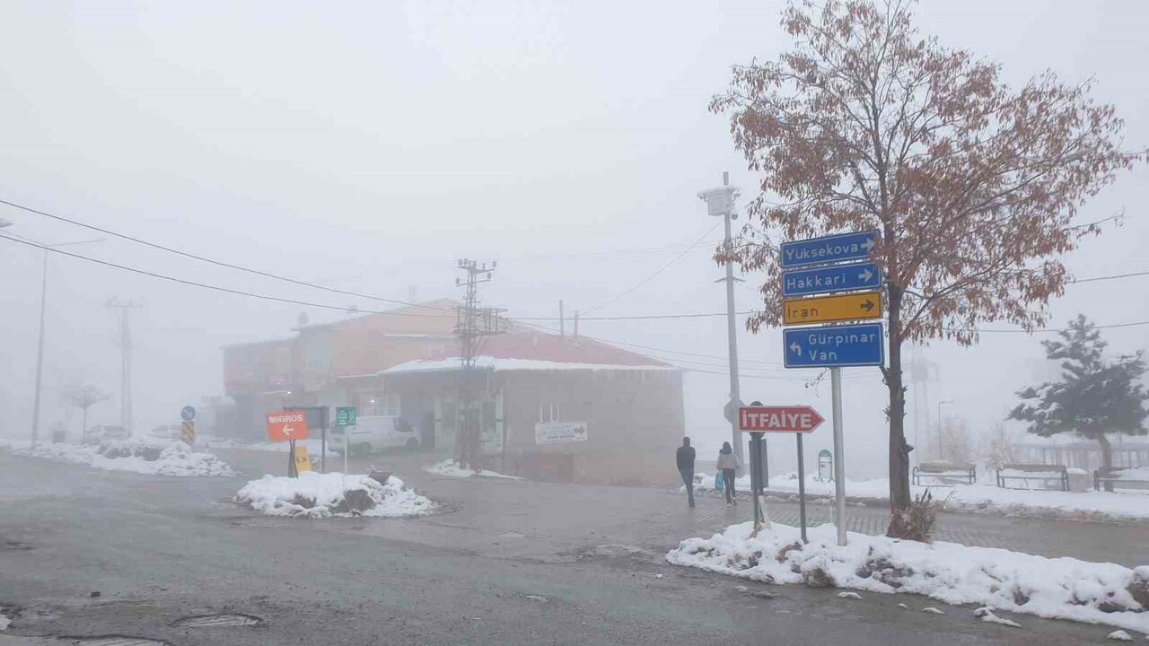 VAN’IN BAŞKALE İLÇESİNDE ETKİLİ OLAN YOĞUN SİS NEDENİYLE GÖZ GÖZÜ GÖRMÜYOR, GÖRÜŞ MESAFESİ 5...
